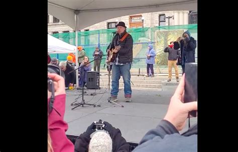 Neil Young Wife Actress Daryl Hannah Surprise Crowd At Victoria Old