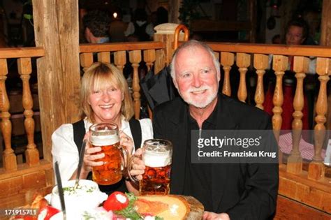 Roger Whittaker Mit Ehefrau Natascha In Käfers Wiesnschänke Beim