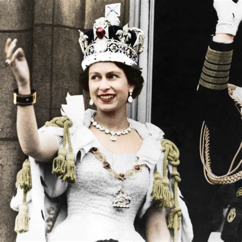 Reina Isabel Ii Así Vistió En Su Coronación Hace 67 Años Foto 2