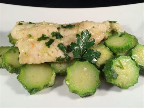 Filetti di merluzzo con zucchine. Filetti di merluzzo congelato su letto di zucchine