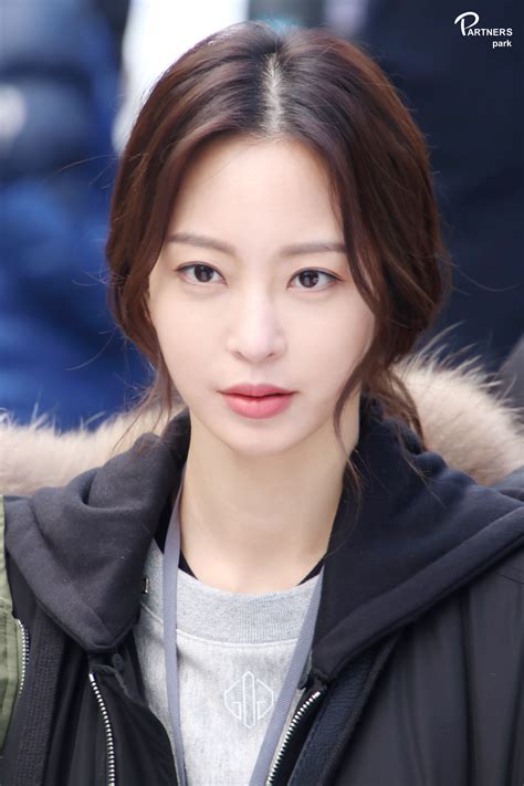 She made her acting debut in the sitcom nonstop 4 (2003), and has since played leading roles in television dramas such as couple or trouble (2006), tazza (2008). Han Ye Seul | Hot Girl HD Wallpaper