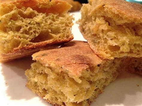 La ricetta è molto semplice e veloce da preparare, ma, è fondamentale per la buona riuscita del piatto ottenere una frittura asciutta e croccante. Focaccia con farina di mais ed erbe - In viaggio in cucina