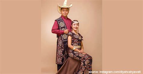 Baju tradisional @ muzium istana kesultanan melaka, malaysia. Kumpulan Berbagai Gambar Pakaian Adat Indonesia