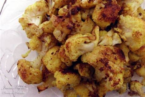 La coliflor, al igual que el resto de crucíferas (coles), contiene compuestos de azufre que ayudan a desintoxicar y a equilibrar las hormonas femeninas. Coliflor con curry al horno. Receta