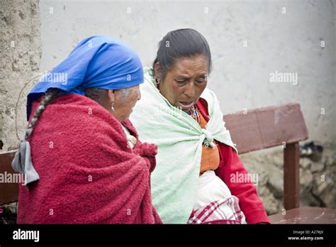 Guatemala Capellania Dos Ind Genas Maya Quich Mujer En Coloridos Mantones Y Delantales