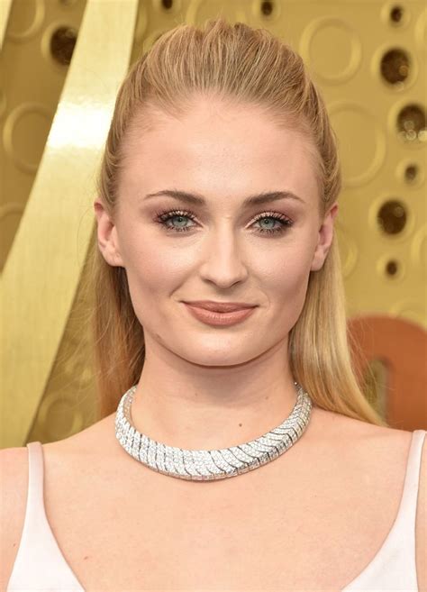 Sophie Turner With A Peachy Nude Lip At The Emmys Effortless