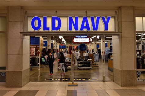 Old Navy employee fired from Toronto mall after alleged racial