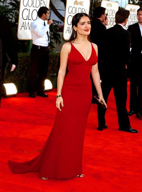 El día que Salma Hayek deslumbró en los Golden Globes con un entallado vestido rojo Revista Clase