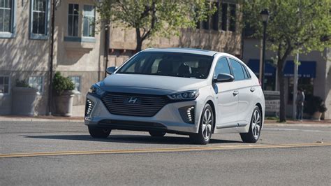 2018 Hyundai Ioniq Plug In Hybrid Review And Ratings Edmunds