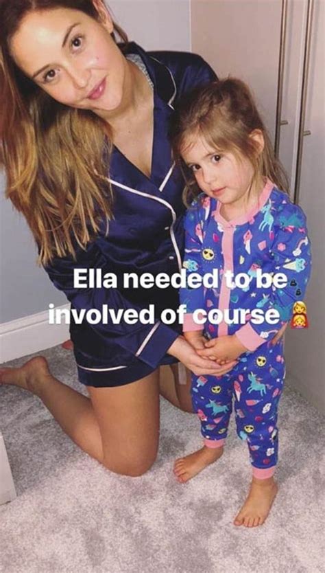 Pic Jacqueline Jossa Looks Radiant As She Cradles Baby Bump In Pjs