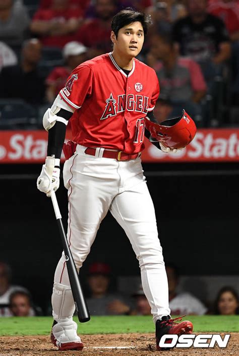 mlb 투수/타자 겹업하는데 비현실적인 오타니 성적. "쏘리" 타구 맞은 포수에 사과한 오타니, "실력에 예의까지" 美언론