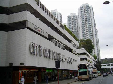 沙田第一城原身是圓洲角一帶的沙田海填海而成，由52幢住宅樓宇組成，屋苑內設有兩座購物商場 ( 置富第一城及置富第一城 · 樂薈 )，另設有游泳池、乒乓球場、壁球場、網球場、露天籃球場、兒童遊樂場、冷氣街市、巴士站，附近亦設有港鐵馬鞍山綫第一城. 沙田第一城本月暂录11宗成交 初四录2房以560万元易手 | 新聞稿 | 中原地產