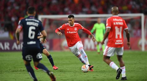 92' remate remate fallado por gonzalo espinoza (universidad de chile) remate con la derecha desde mas de 30 metros muy cerca del. Internacional vs U. de Chile EN VIVO HOY vía FOX SPORTS ...