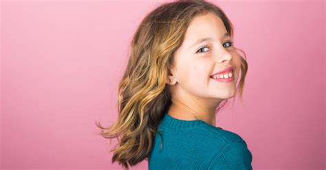 İçindekiler 1 kız çocuğu i̇çin basit saç modelleri 2 1.çift ters örgülü saç modeli fransız örgülü yüksek topuz saç modeli yapımı. Kız Çocuk Saç Kesim Modelleri! - Hekim.pro