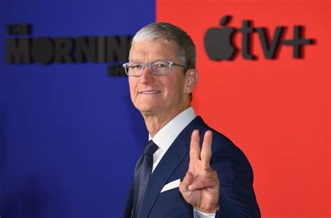 Apples Tim Cook Bags 280m Bonus After Becoming A Billionaire Ceo