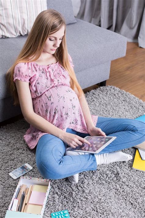 Zwangere Tiener En Technologie Stock Afbeelding Image Of Tiener