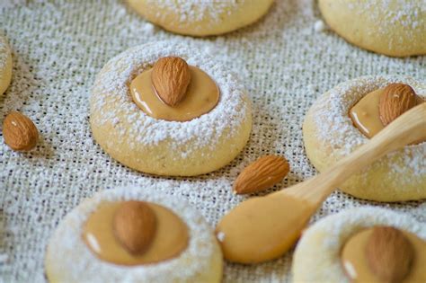 Un gateau de toute facilité et de toute simplicité et surtout un gateau sec economique que vous pouvez réaliser facilement car les ingrédients sont toujours à votre portée! Gâteau Sec Naturel Au Sucre Ghribia / Ghriba Aux Amandes ...
