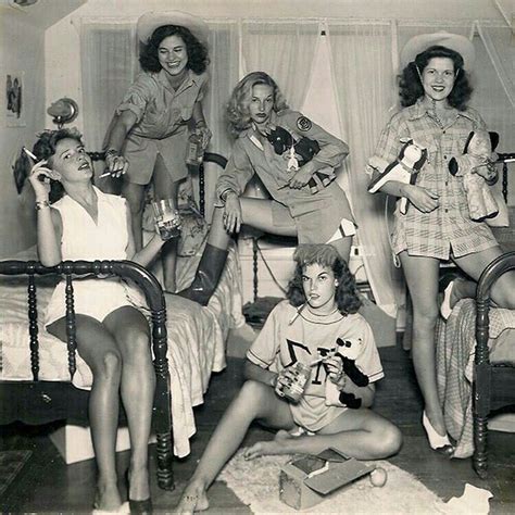 珍しい写真 ヴィンテージフォト 古い写真 1940 年代のファッション ヴィンテージファッション Sigma Kappa 人生は素晴らしい