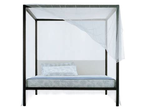 Łóżka z baldachimem dla rozważnej i romantycznej ELLE Decoration