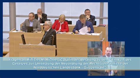 Die zahl der abgeordneten sinkt von mindestens und aktuell 87 auf mindestens 83, die zahl der wahlkreise von 43 auf 41. AfD Landtag Sachsen Anhalt Debatte Bankenrettung NLB,18.12 ...