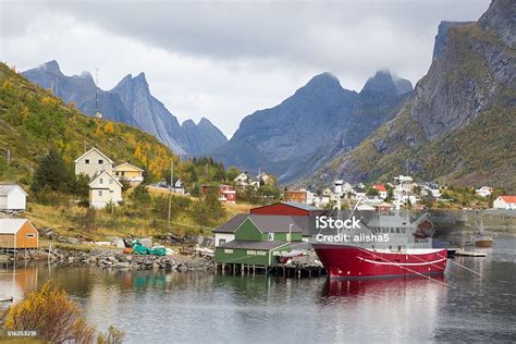 レーヌ の漁村で ロフォーテン諸島 諸島ノルウェー コテージのストックフォトや画像を多数ご用意 コテージ スカンジナビア ヌール