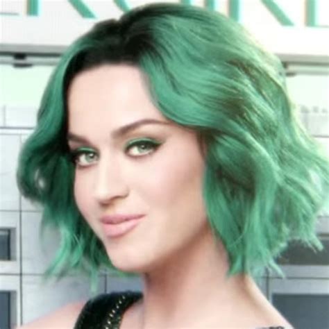 Katy Perry Se Transforme En Géante Pour La Pub De Covergirl Simone Et