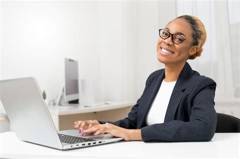Premium Photo Portrait Of A Smiling Business African American Woman