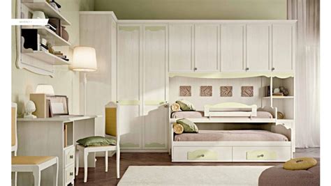 Camera da letto in laminato bianco frassinato con maniglia in acciaio cromato composta da: Cameretta in legno a ponte