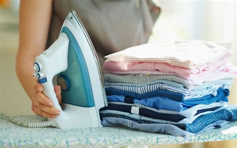 8 Langkah Penting Saat Setrika Pakaian Saku Laundry