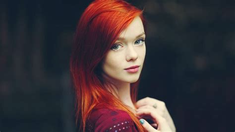 10 Chic Red Hairstyles For Women With Green Eyes