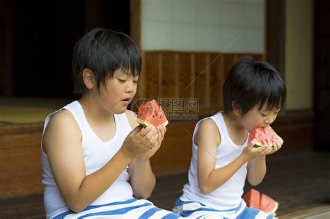 两个男孩暑假在农村吃西瓜高清图片下载 正版图片502230487 摄图网