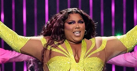 Lizzo Wows Fans With Nude Illusion Glitter Bodysuit On Stage In New York Mirror Online
