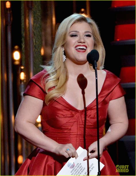 Kelly Clarkson Red Hot Presenter At Cmas 2013 Photo 2987363 Kelly Clarkson Photos Just