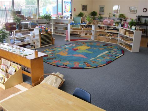 love this montessori setup this is something that i would like to do with my future classroom