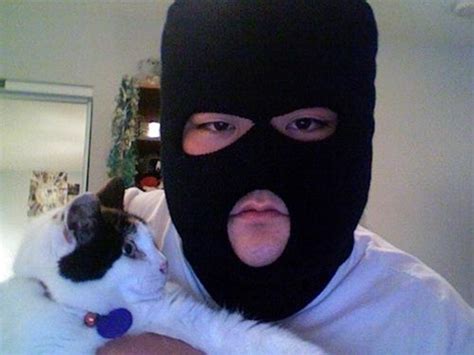 21 Hilarious Photos Of Men And Cats That Will Make You Cringe The 6