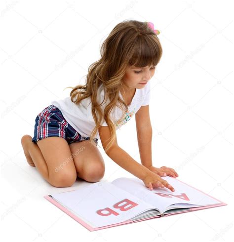 Bambina Seduta Sul Pavimento Con Libro Isolato Su Bianco Foto Stock