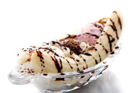 Receta de postre helado de Banana Split casero fácil y delicioso
