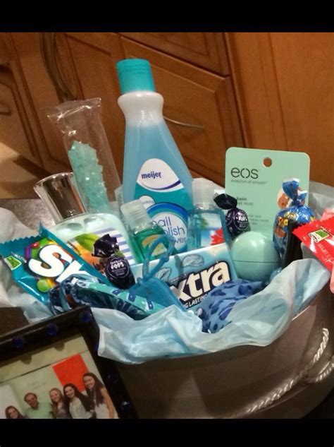 There's nothing quite like receiving a hamper. Another color themed basket that I made for my friend'a ...