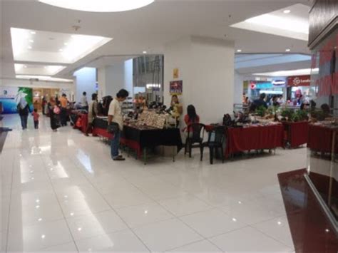 Amcorp mall is fairly deserted during weekdays but is very busy on weekends mainly due to the flea. Borneotip: Amcorp Mall Flea Market