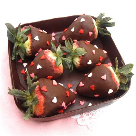 Diy Edible Chocolate Box Filled With Chocolate Dipped Strawberries