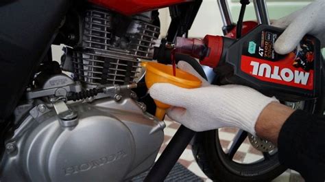 Misalkan motor matic yang transmisinya cvt koplingnya kering, jadi bisa pakai oli mobil. Advertising Source Management : Resiko Menggunakan Kompresor Saat Mengganti Oli untuk Motor dan ...