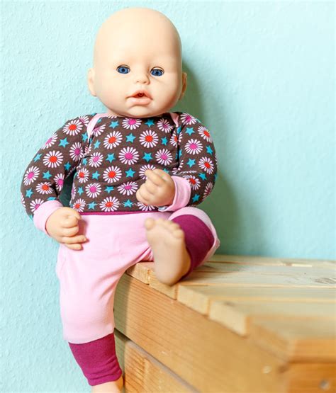 Du kannst damit leicht selbst einzigartige. Puppenkleidung nähen ᐅ Anleitung für Puppenhose und Shirt ...