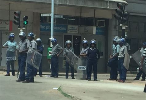 Zim Police Accused Of Assaulting Journalists During Lockdown