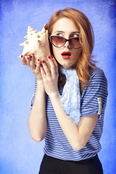 Αμερικανικό Redhead κορίτσι στα γυαλιά ηλίου με το δώρο Στοκ Εικόνα
