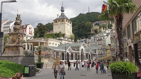 Praag, het reuzengebergte, de moldau en de elbe, het zijn slechts een paar klinkende namen. Karlovy Vary (Karlsbad). Bezoek de badplaats met de ...