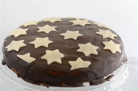 Marillen halbieren, entkernen und vierteln. Schoko-Mandel-Kuchen mit viiiieeel Marzipan - Dolcilicious