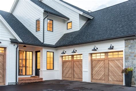 If you're the kind of person who feels investing in a custom home is not just a matter of style but a statement. Grove Farmhouse Home by Rakyon Construction | Garage door ...