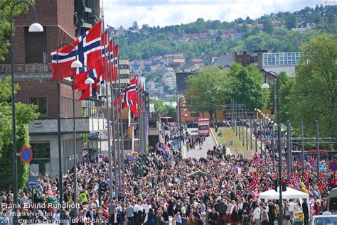 Every year on may 17, norwegians shed their typically reserved shell to dress up, hit the streets and party. 17. mai-bilder fra Oslo | Frank Eivinds fotoblogg