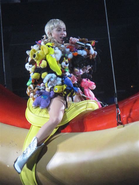 File Miley Cyrus Bangerz Tour Wikimedia Commons