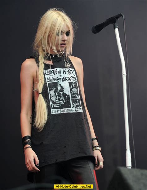 Taylor Momsen Flashes Ner Tits On The Stage